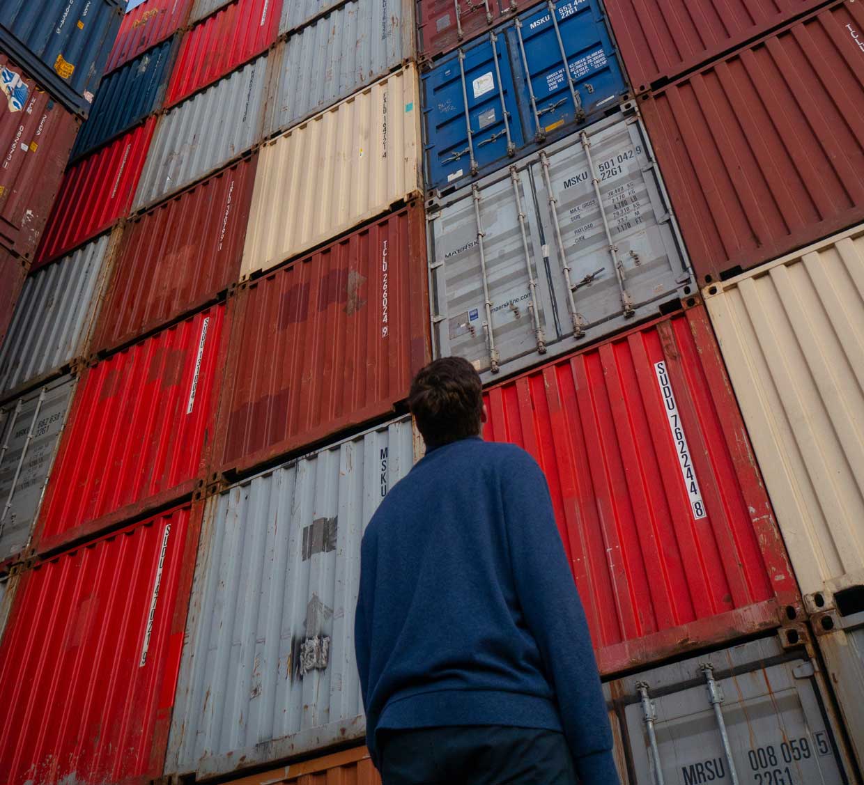 Containers apilados para su transporte
