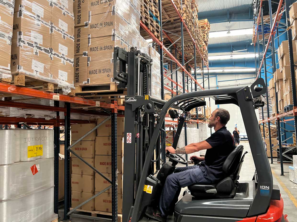 Trabajador de Intraco descargando cajas