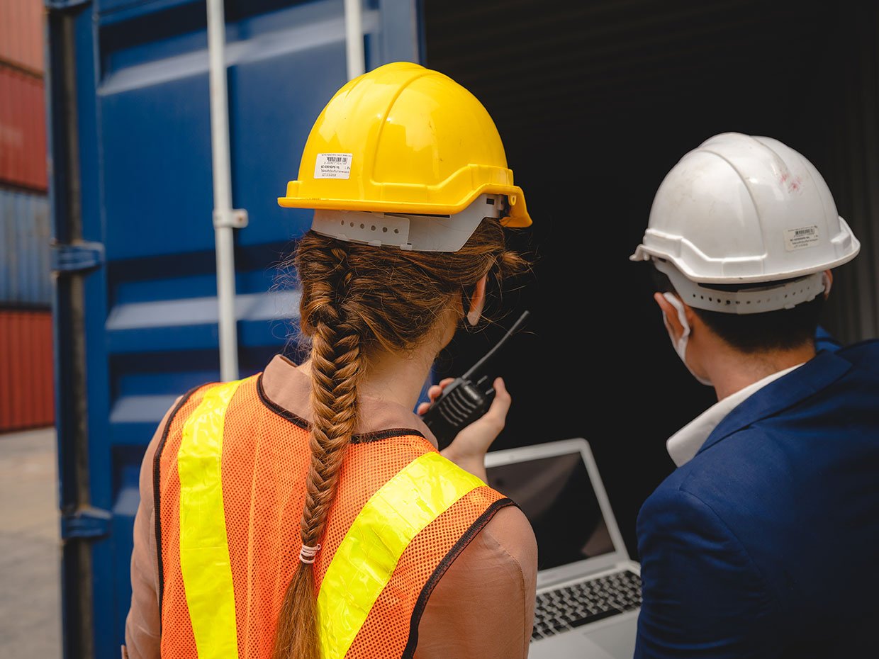 trabajadores viendo un container